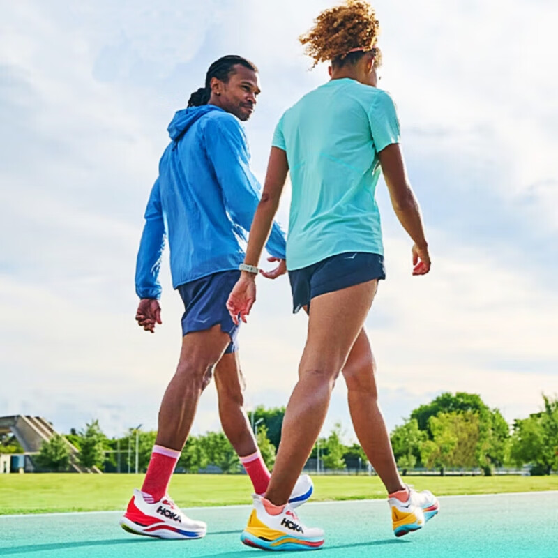 男女款 SKYWARD X 舒适稳定缓震透气户外运动跑步鞋 月见草绿/白色 45