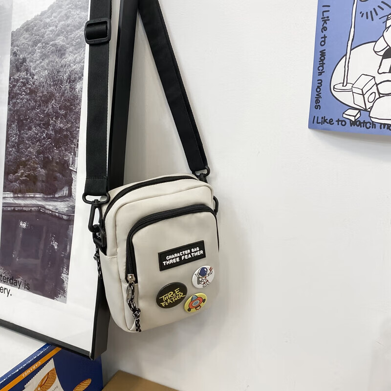 沐小白儿童斜挎包男孩轻便旅游小背包日系运动包潮流休闲单肩男士小包包 白色【赠徽章3枚】