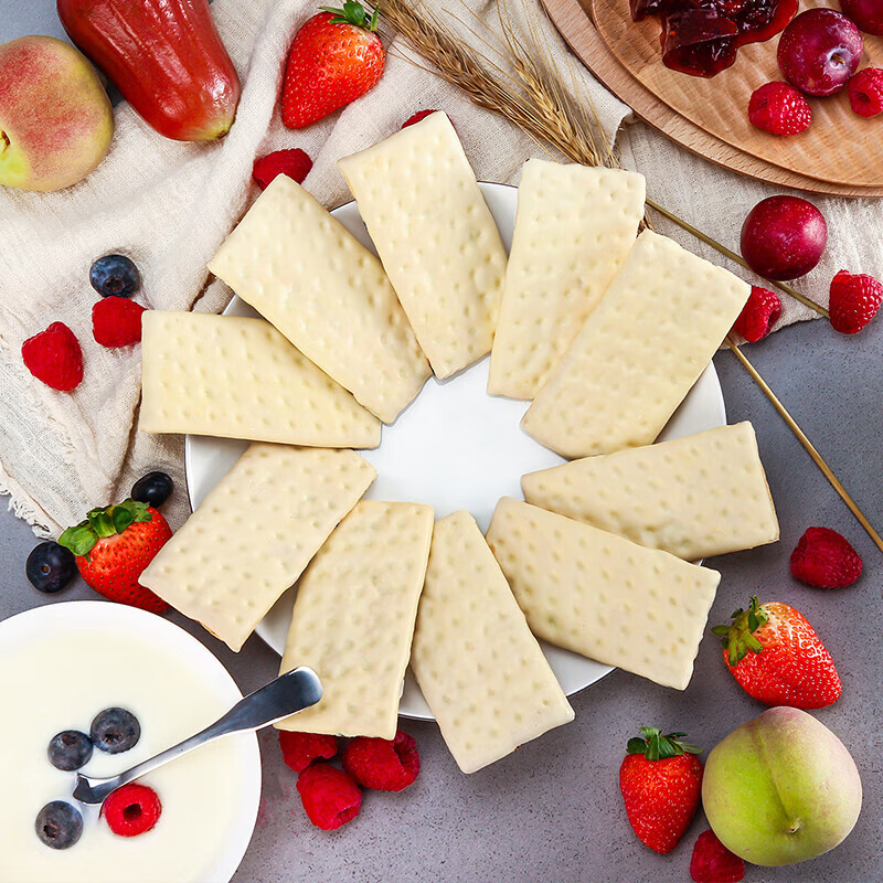 麦维他果悠萃 夹心消化饼干进口休闲儿童解馋小零食早餐点心独立小包装 草莓酸奶涂层 142g*3盒