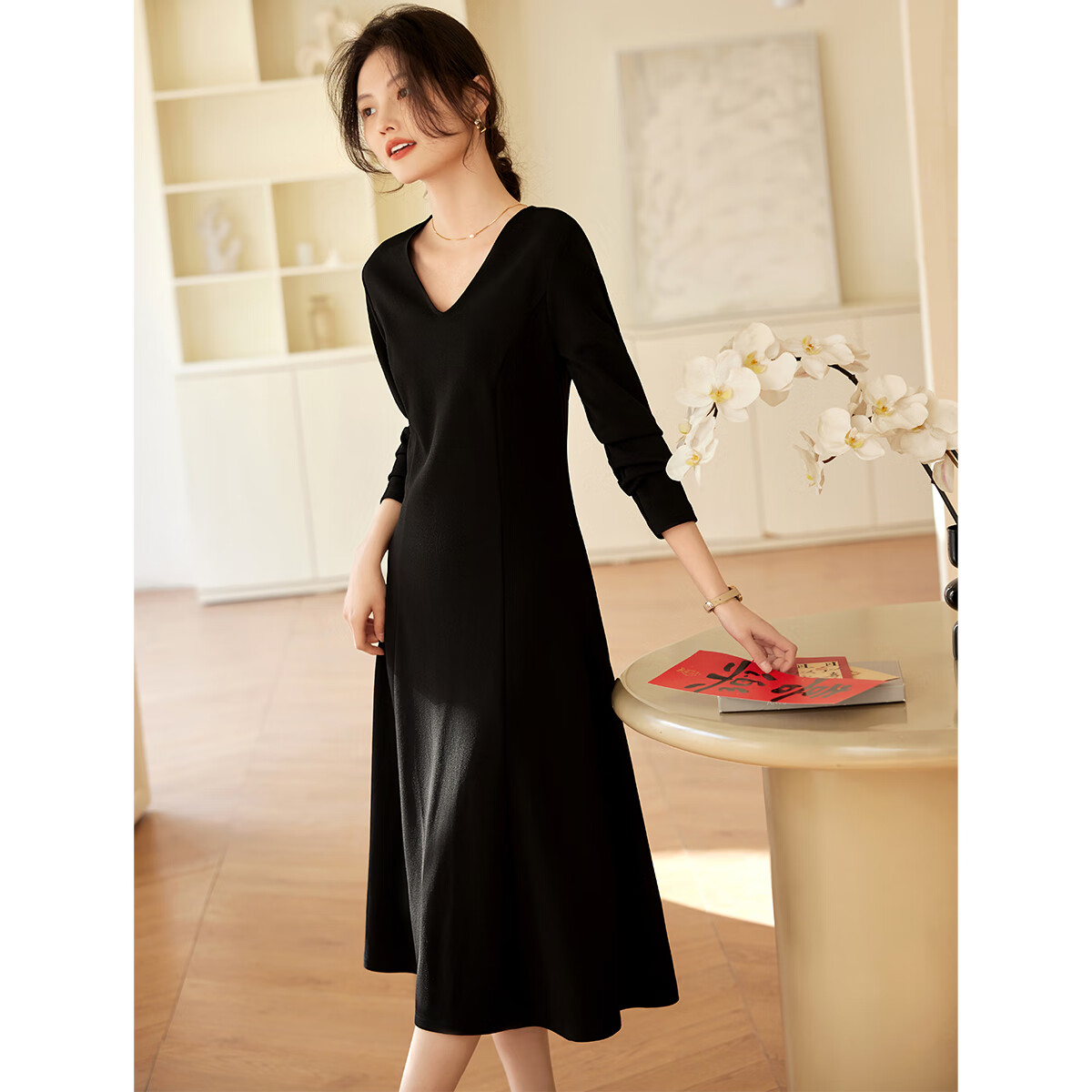 XWI欣未优雅气质垂感V领连衣裙女2025年春秋内搭收腰显瘦小黑裙 墨黑 S