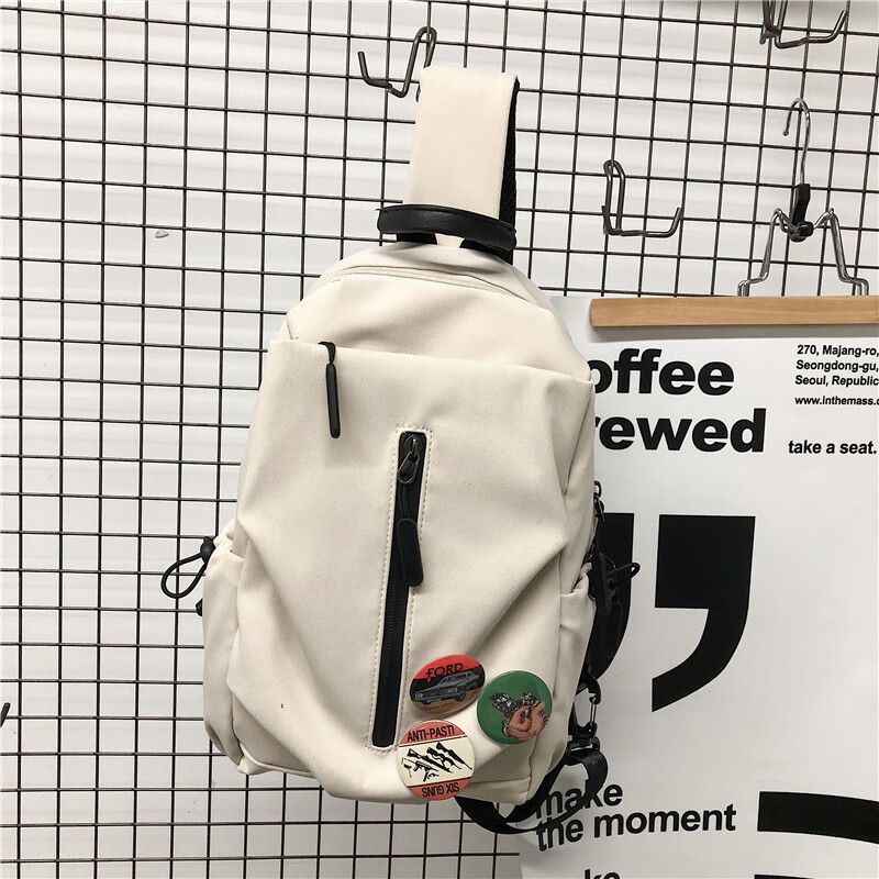 斜挎包男士潮牌休闲胸包男潮背包潮流小挎包女日系单肩包 白色带徽章