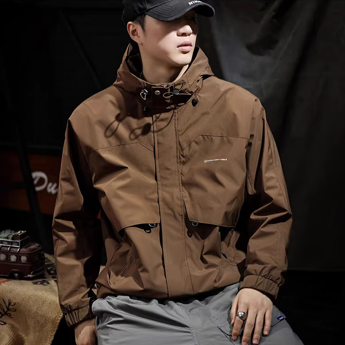 新百伦2026春季新款高端冲锋衣外套男潮牌户外运动夹克男士工装上衣 黑色加棉 加厚 L 码【建议125-145斤】