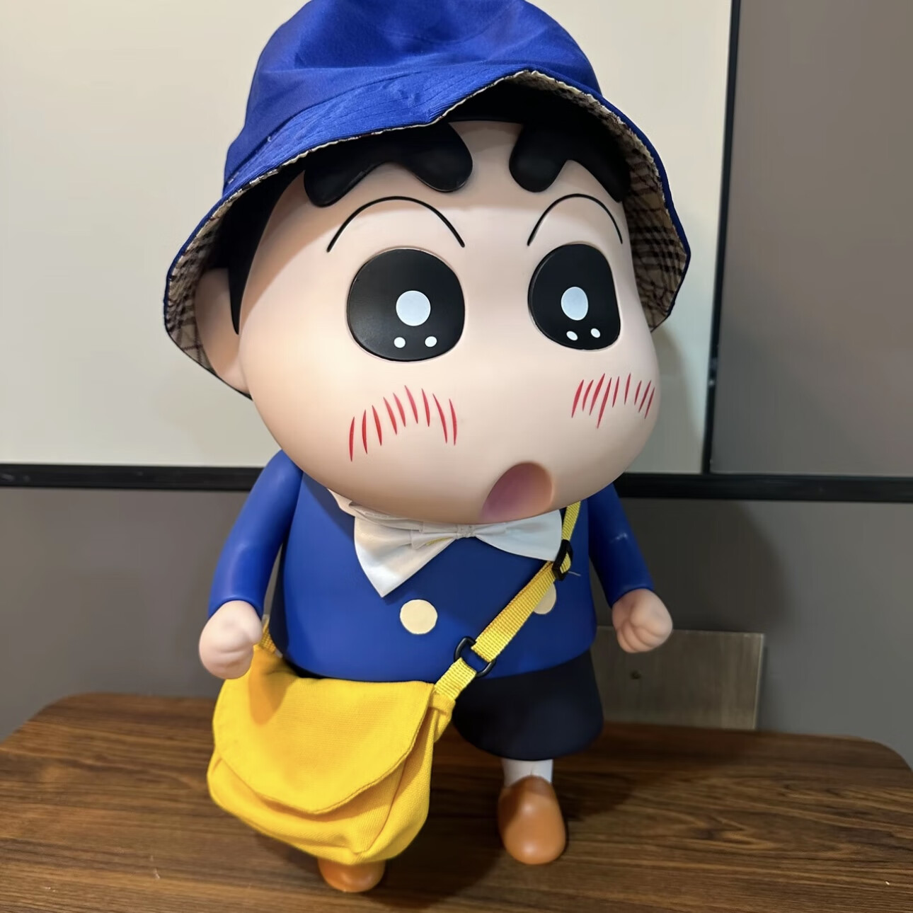 蜡笔小新正品潮玩具手办公仔头转动桌面摆件动漫周边男女生日礼物 蓝色小新40CM【赠帽子领带挎包】 京东折扣/优惠券
