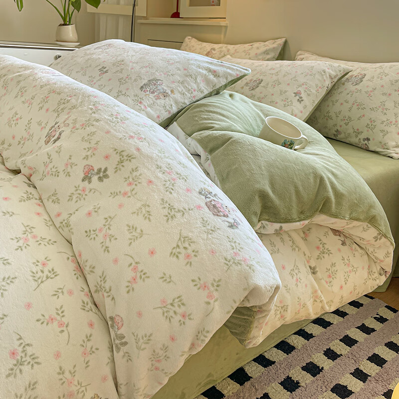 猫人牛奶绒床上四件套2025新款小清新加厚珊瑚床单被套三件套床品用品 草莓小兔【高克重牛奶绒】 床单款 1.8m床【四件套】适200x230cm被芯