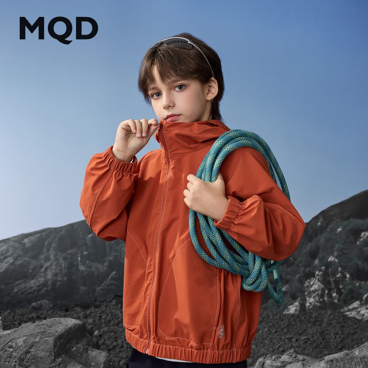 马骑顿（MQD）男童秋新款拼接户外露营登山服宽松落肩连帽外套 砖红 160