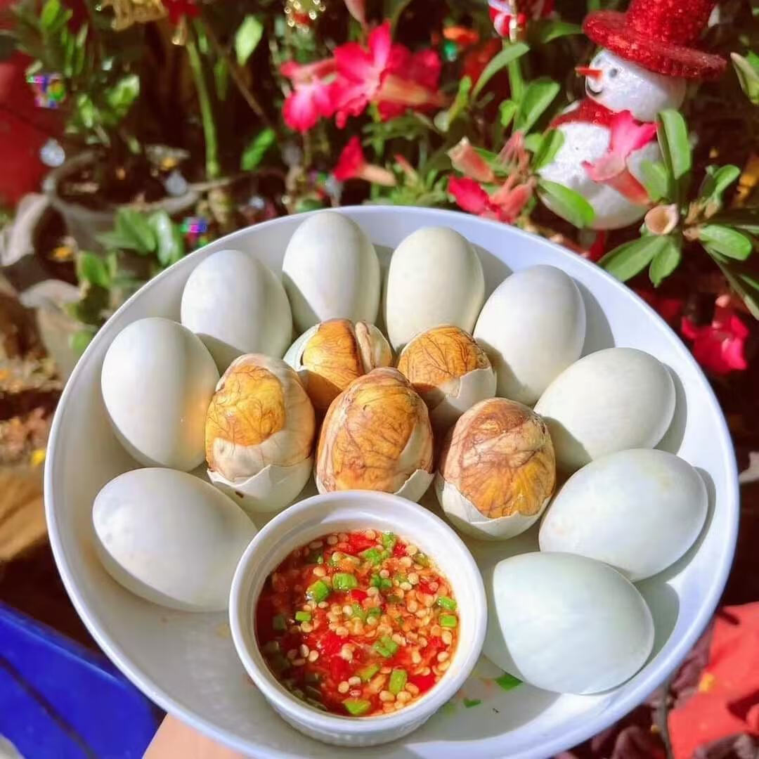 hot vit lon 10qua越南新鲜毛鸭蛋屈头蛋tang rau ram鸭蛋活珠子 生的