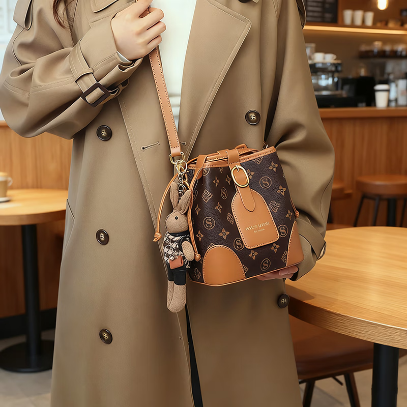 纪诗哲包包女包单肩包女士斜挎包水桶包七夕女神节送女友老婆节日礼物 咖色【2025夏季上市】 精美礼盒