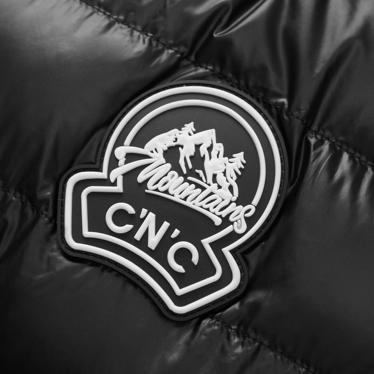 C'N'C【90鸭绒】CNC25冬新款左袖品牌章标连帽羽绒服男士亮面轻薄外套 黑色 48 /S/(170/88A)