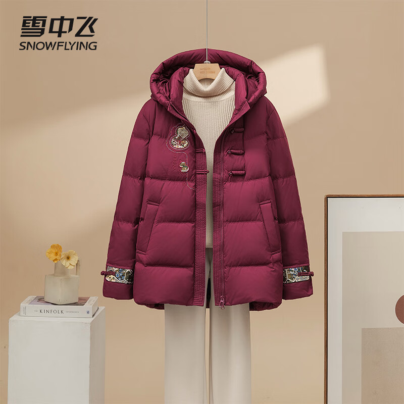 雪中飞羽绒服女2025冬季短款翻领宽松连帽保暖外套妈妈装35253 枣红色 L (170) 90-110斤