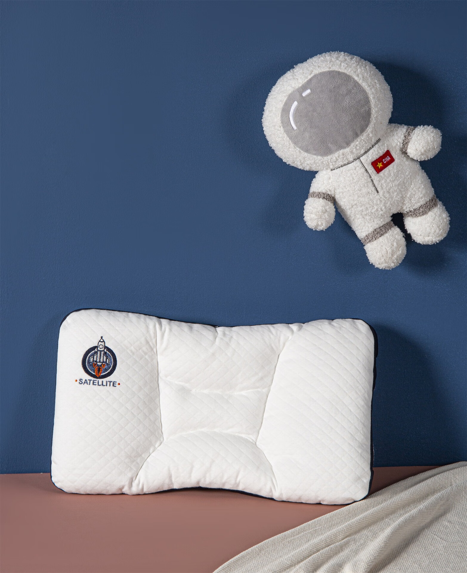 多喜愛多喜愛（Dohia）全棉枕芯兒童枕頭卡通50*30枕頭枕芯新款禮品新款 諾優(yōu)兒童枕升級款（小火箭 50*30