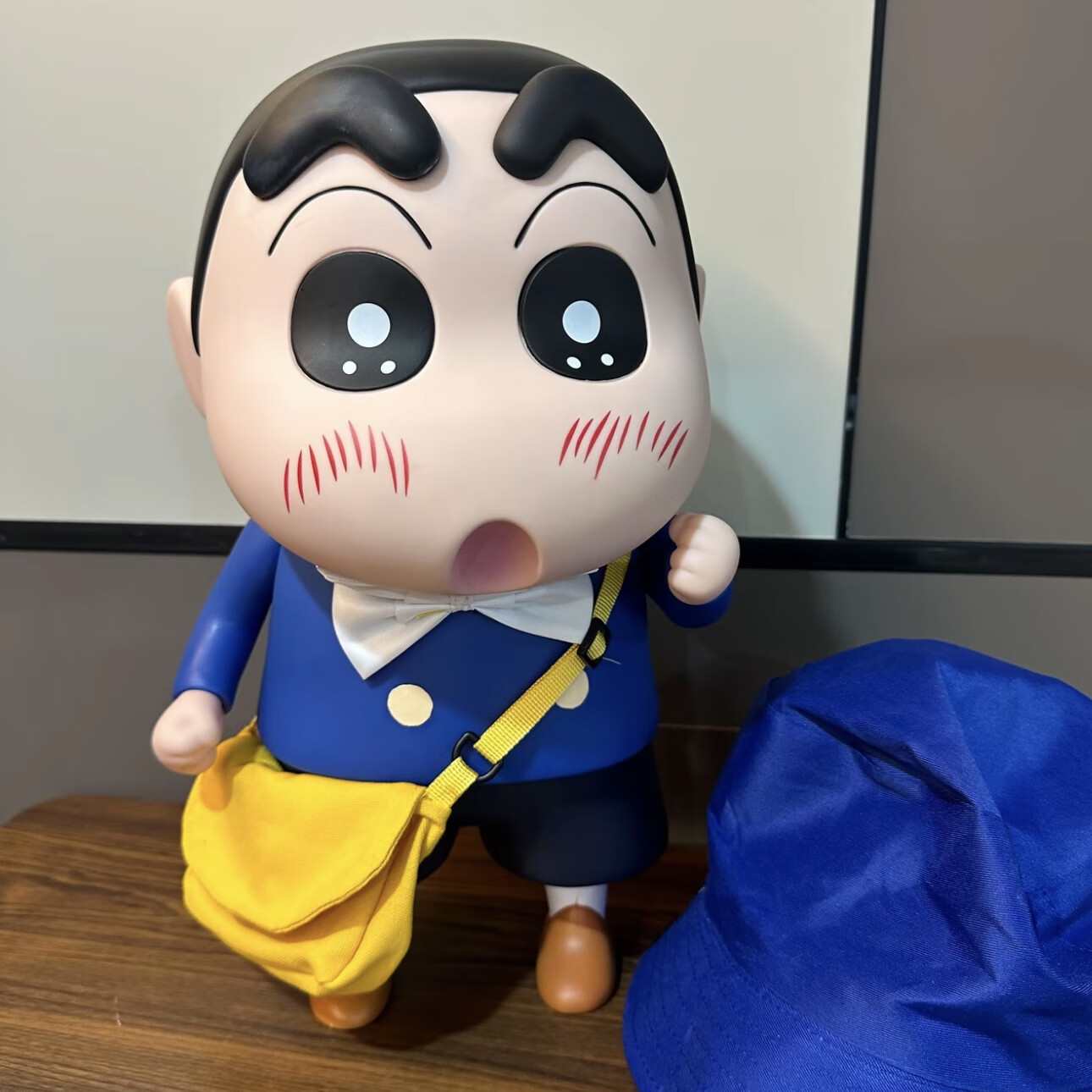 蜡笔小新正品潮玩具手办公仔头转动桌面摆件动漫周边男女生日礼物 蓝色小新40CM【赠帽子领带挎包】