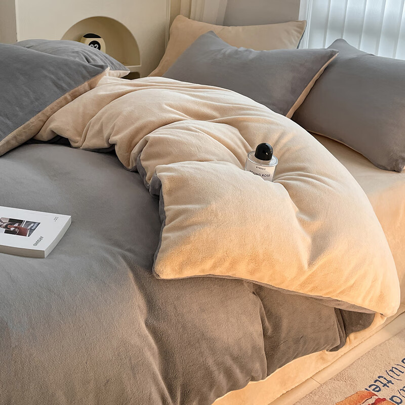 猫人（MiiOW）冬季牛奶绒被套单件双面加绒被罩珊瑚绒被单150*200*230cm单双人 灰+香槟【高克重双面牛奶绒 蓄热保暖 不易掉毛】 1.5m床笠四件套-适合200x230cm被芯