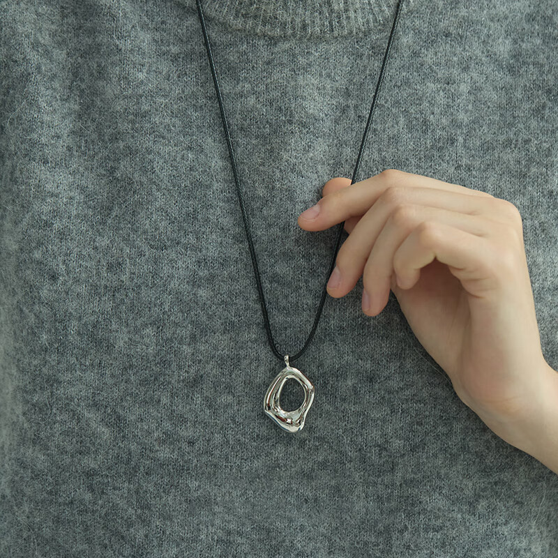 MOLC周末美學(xué)原創(chuàng )幾何金屬吊墜黑皮繩長(cháng)項鏈簡(jiǎn)約cos可調節毛衣鏈 銀色