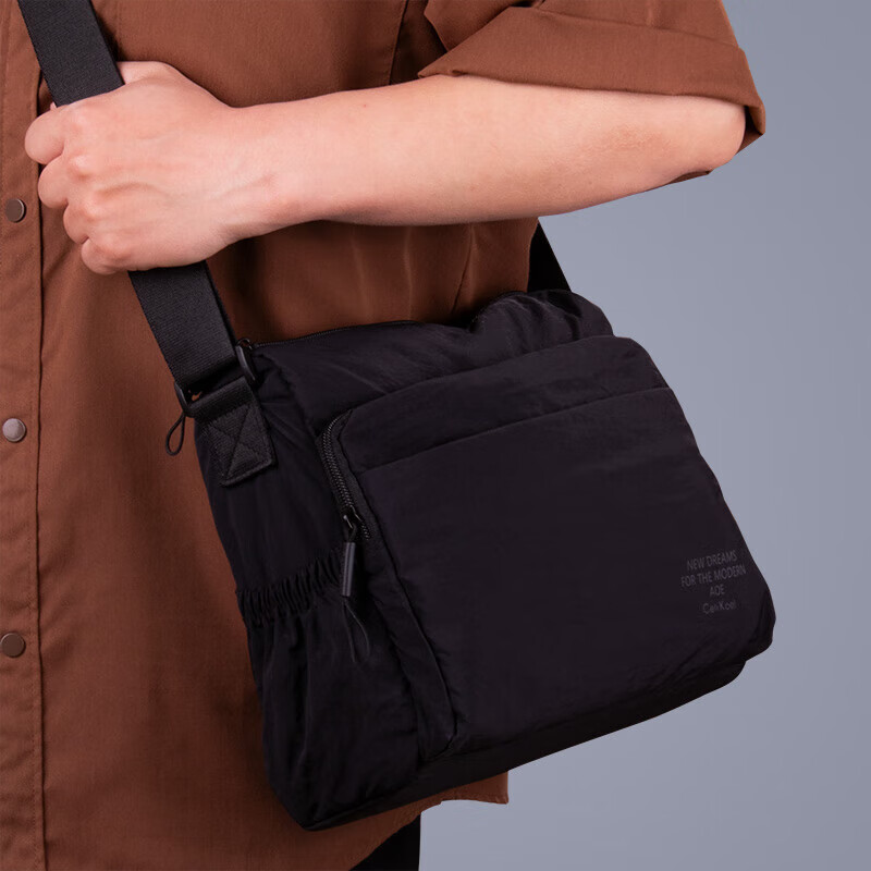 沐小白单肩包大容量男时尚斜挎包男士牛津布休闲户外运动包多功能通勤包 黑色28*22*12cm