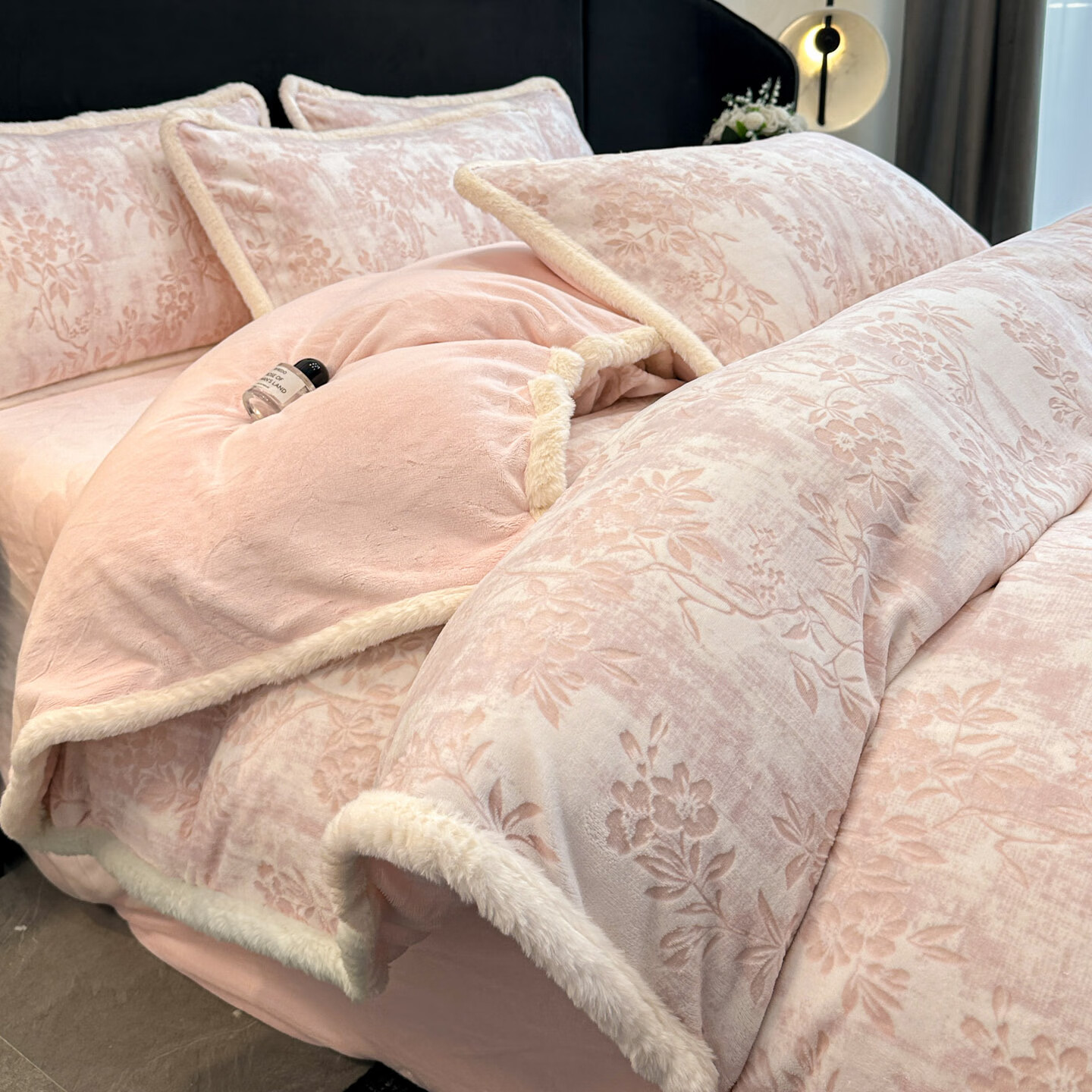 苏萱A类雕花牛奶绒四件套2025新款加绒被套床单人兔毛绒包边床上用品4 花枝-粉 1.8m 床单款 四件套-被套200x230cm