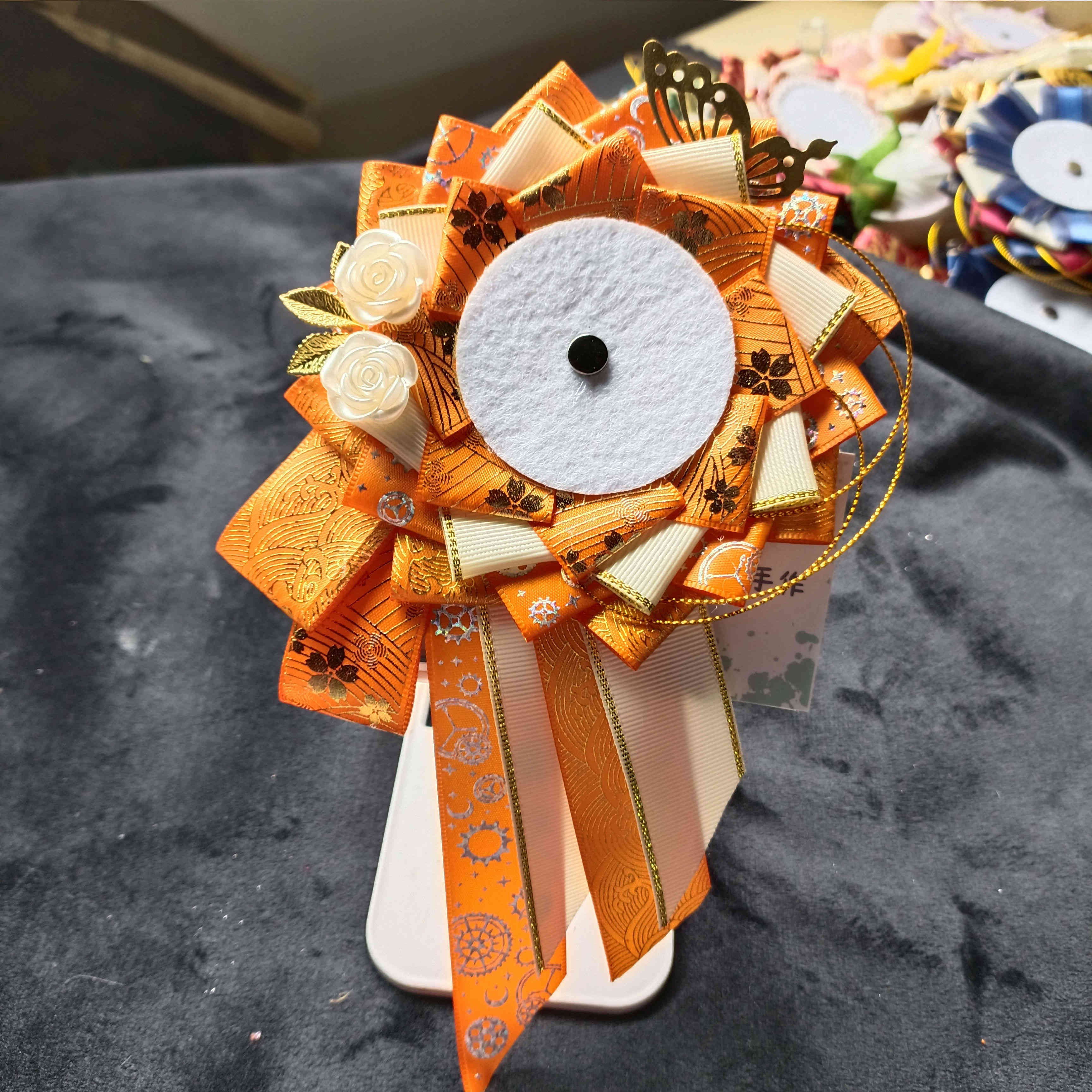 痛包装饰物吧唧托 华丽丝带斜拖尾谷美吧唧托磁铁通用