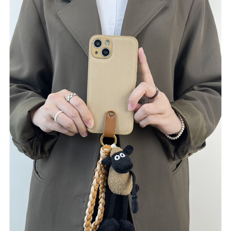 八脚兽毛绒小羊公仔挂件适用苹果17promax手机壳iphone16promax创意17秋冬15pro斜挎14防丢13PM手提侧背 卡其皮纹壳+毛绒小羊公仔+棕色手绳+斜挎长绳 iPhone 13 Promax
