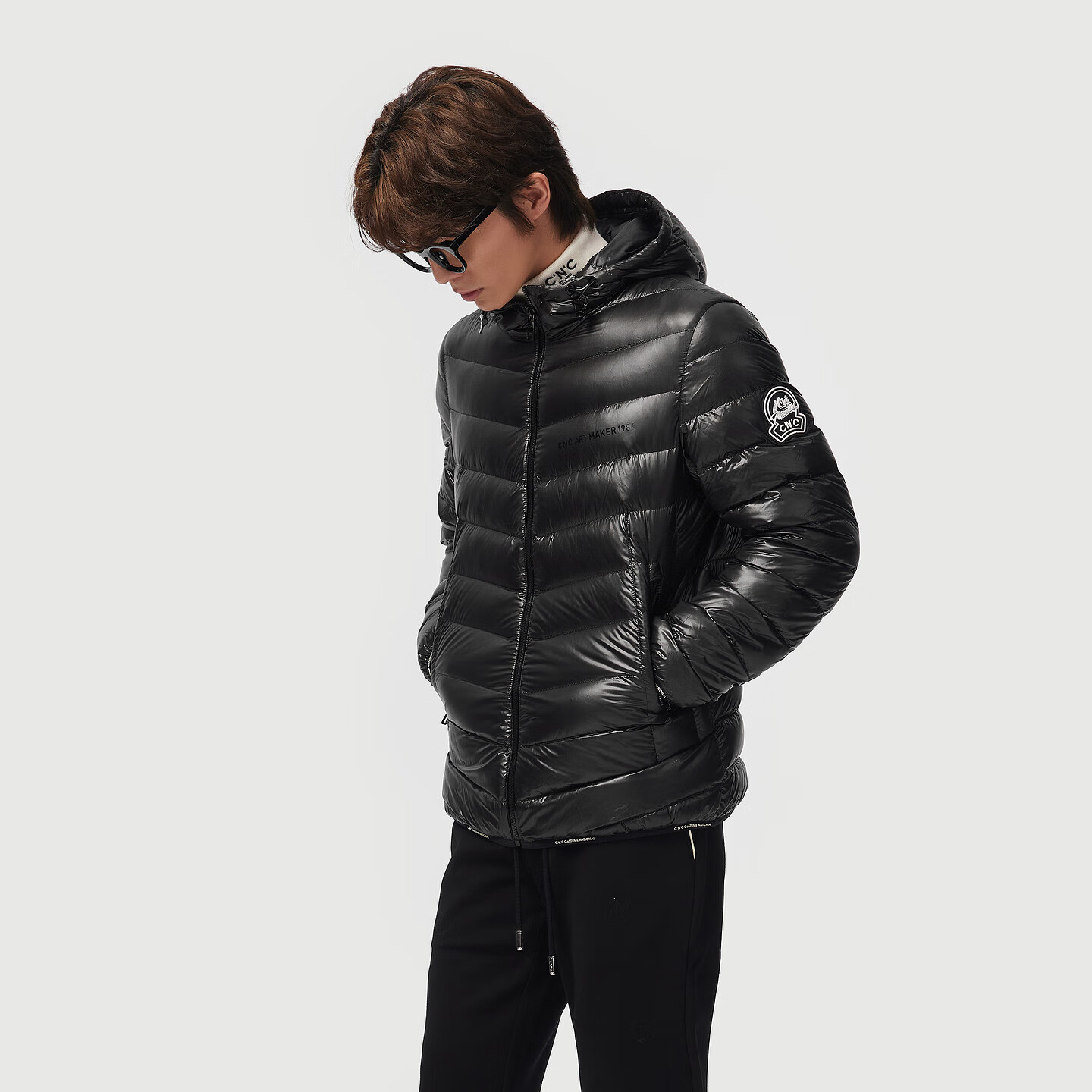 C'N'C【90鸭绒】CNC25冬新款左袖品牌章标连帽羽绒服男士亮面轻薄外套 黑色 48 /S/(170/88A)