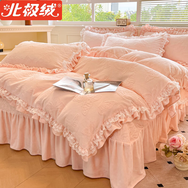 北極絨(Bejirog)牛奶絨床蓋四件套加厚夾棉床裙款珊瑚絨被套冬季床上用品床單花邊 艾薇爾-粉 1.5m床 床蓋款 四件套(被套200*230cm)