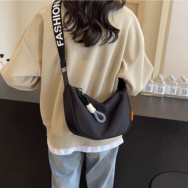 年多多轻奢休闲帆布包包女2025秋冬轻便斜挎饺子包百搭单肩通勤包托特包 黑色【厚宽带】