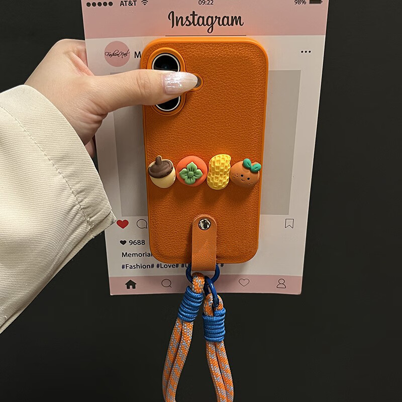 八脚兽适用苹果17手机壳新款橙素皮纹iphone16好事发生公仔15pro手提绳高级感14女款手腕绳13pro保护套 橙色素皮皮纹壳+好柿发生公仔+手提绳 iPhone 13 Promax