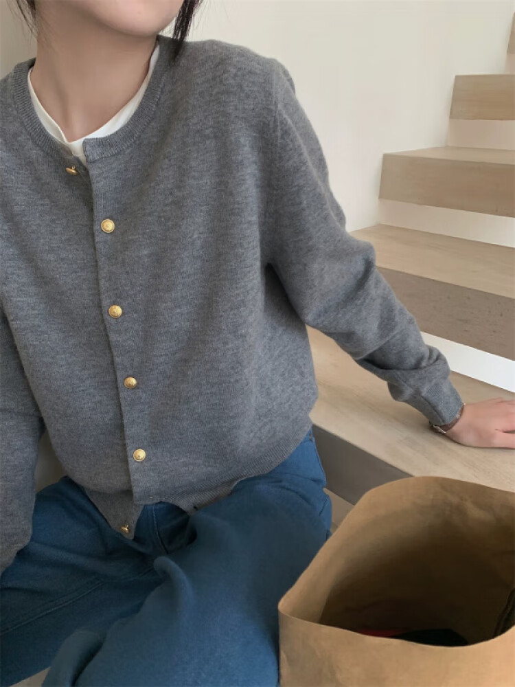 2024法式复古小金扣短款圆领长袖针织开衫正肩外穿早秋薄款毛衣均 浅灰色