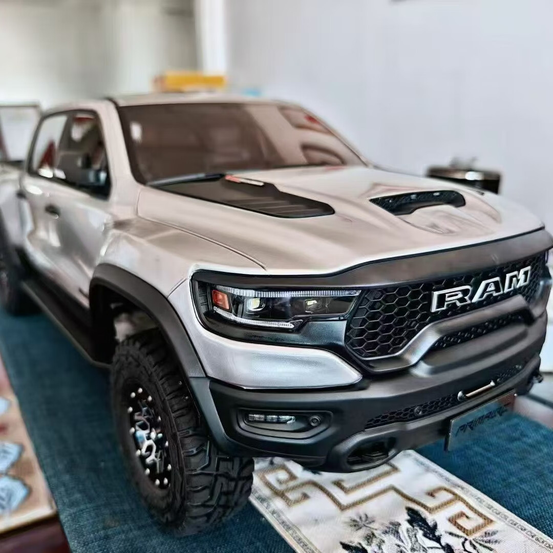 TRACTION HOBBY KM雷神1/8道奇霸王龙RAM 1500短卡仿真RC遥控电动四驱攀爬越野车 银色无刷