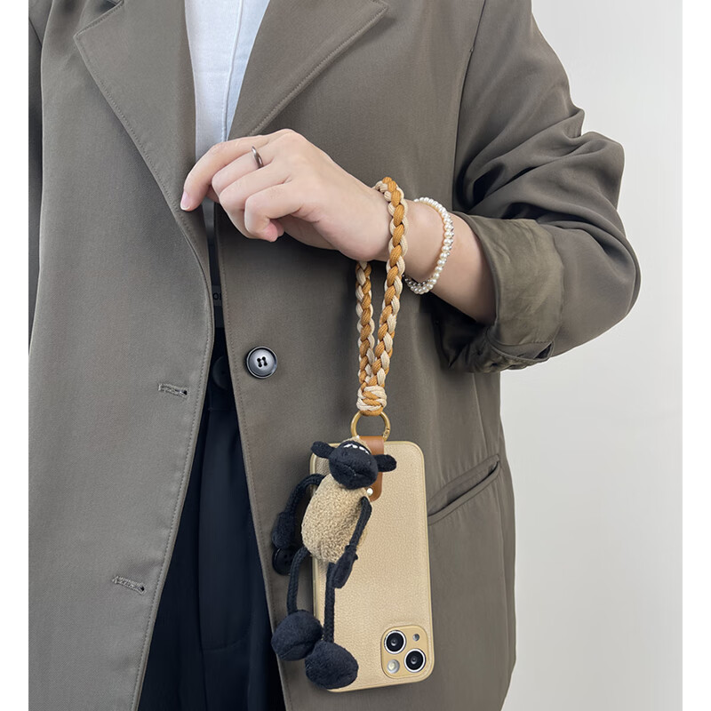 八脚兽毛绒小羊公仔挂件适用苹果17promax手机壳iphone16promax创意17秋冬15pro斜挎14防丢13PM手提侧背 卡其皮纹壳+毛绒小羊公仔+棕色手绳+斜挎长绳 iPhone 13 Promax