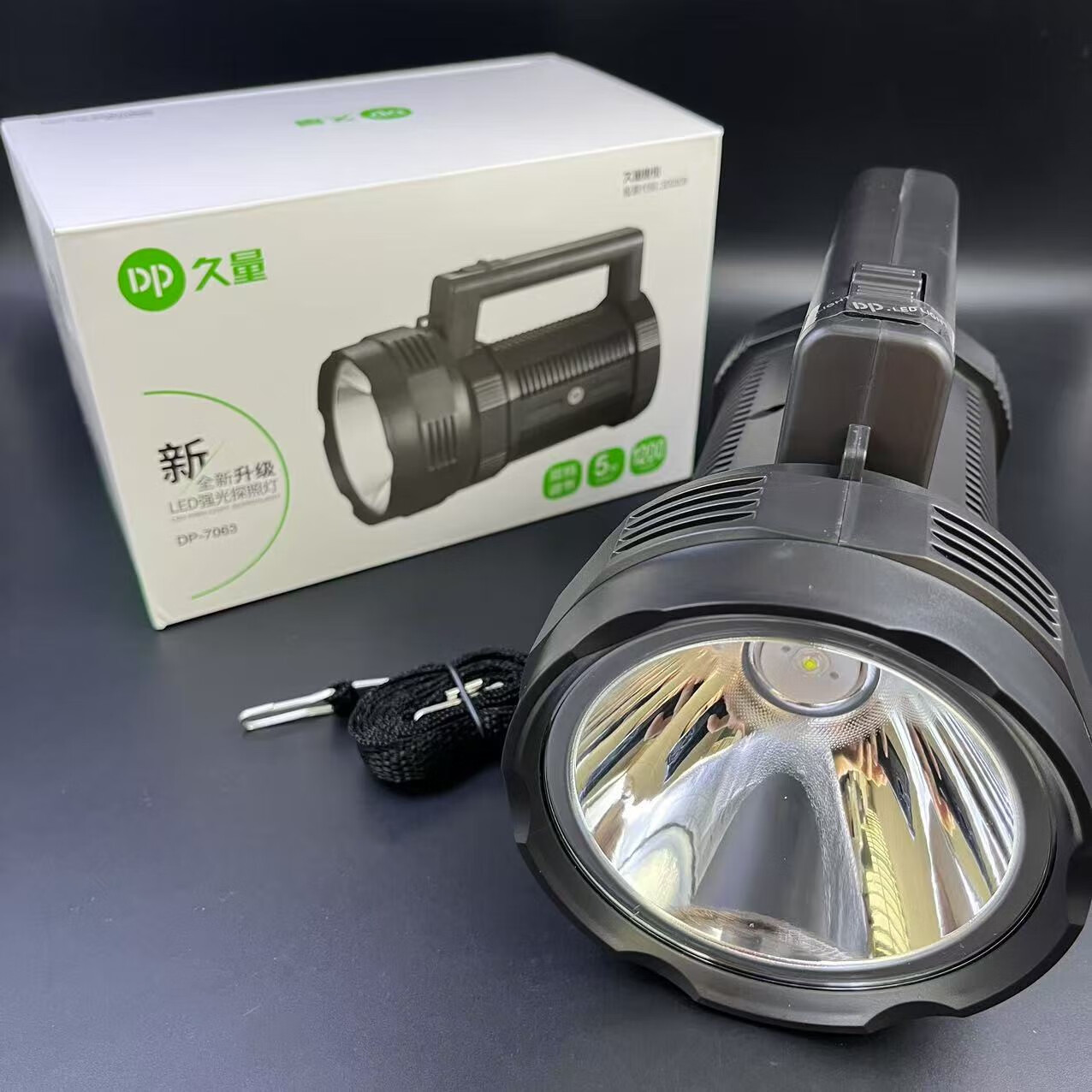 久量包邮大功率充电式探照灯户外应急灯强光手电筒手提灯电筒 新款黑色