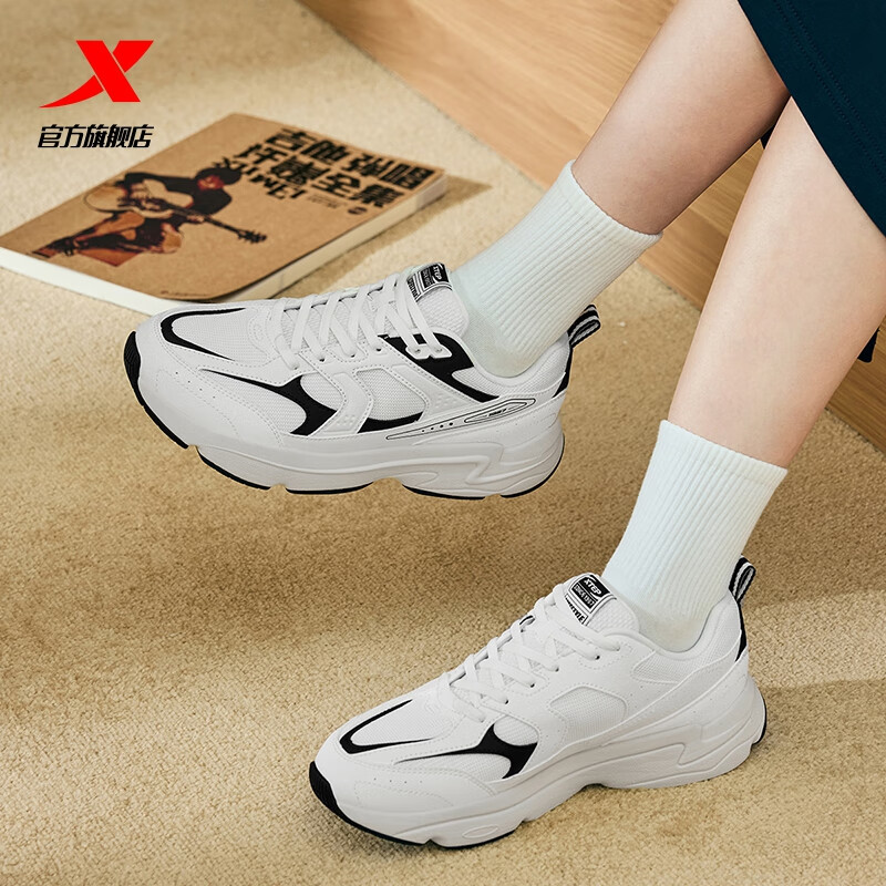 特步（XTEP）ZW休闲鞋女复古文化鞋老爹鞋运动鞋秋冬季保暖舒适运动鞋 帆白/黑 35