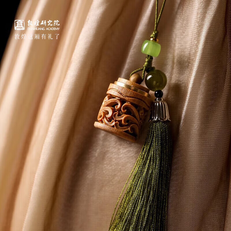 敦煌研究院 檀木香囊挂饰 博物馆文创礼品生日礼物包包汽车挂饰 禧宁·敦煌莲花檀木香囊挂饰