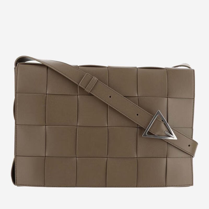 葆蝶家（BOTTEGA VENETA）男士單肩包單肩攜帶內置拉鏈口袋大容量設計可調節肩帶小牛皮 棕色 TU