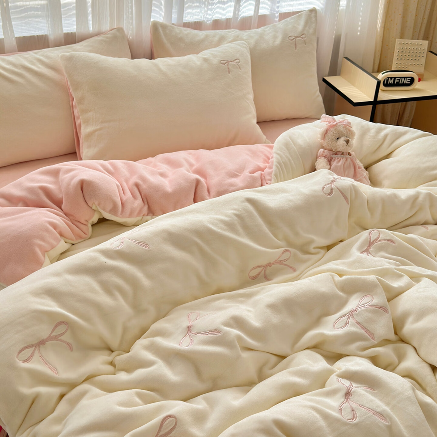 猫人（MiiOW）冬季纯色牛奶绒被套单件150x200冬天法兰珊瑚绒被罩单人加绒被单 奶昔白+粉【双面加密牛奶绒 蓄热保暖】 220x240cm单被套