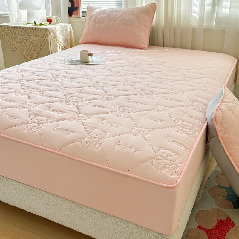 雅鹿加厚夹棉床笠防尘绗缝床罩三件套隔脏床盖床垫保护套床上用品 小熊夹棉床笠-奶油粉【蓬松柔软 四季通用】 180*200cm单床笠+枕套一对