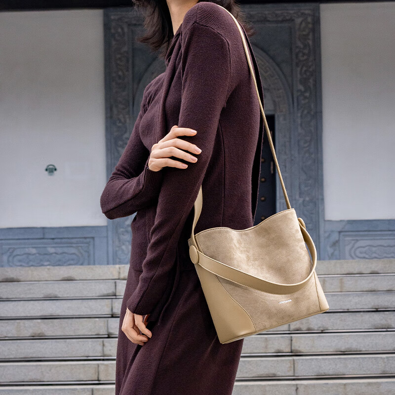 乐其塞文水桶托特女包大容量斜挎手提单肩通勤新款新年礼物送女友77100 黑色