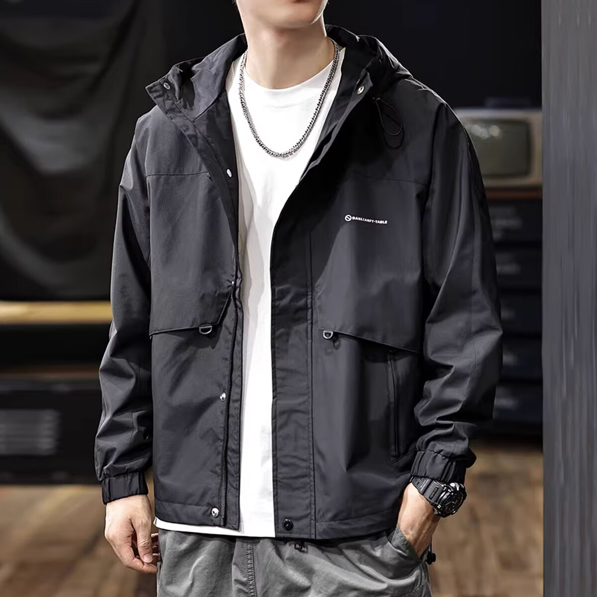 新百伦2026春季新款高端冲锋衣外套男潮牌户外运动夹克男士工装上衣 黑色加棉 加厚 L 码【建议125-145斤】