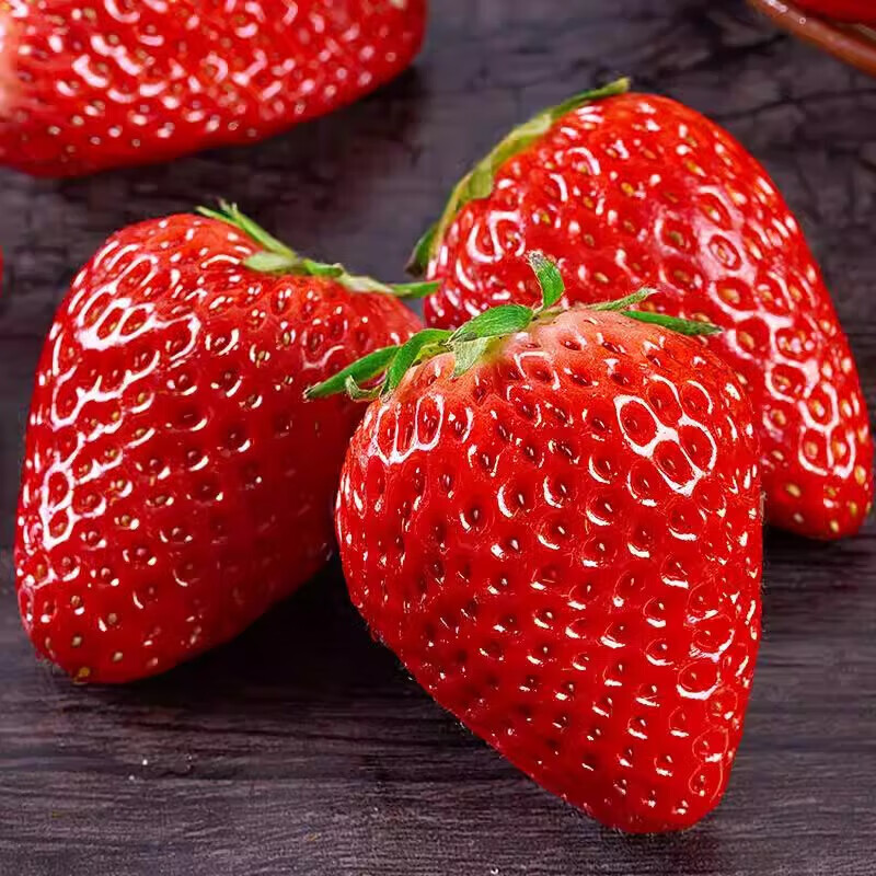 余悦四川奶油红颜草莓【JD顺丰-多地次日达】99奶油非丹东草莓送礼 带箱2.3斤【单果8-15g-净重1.8斤】送礼彩箱装