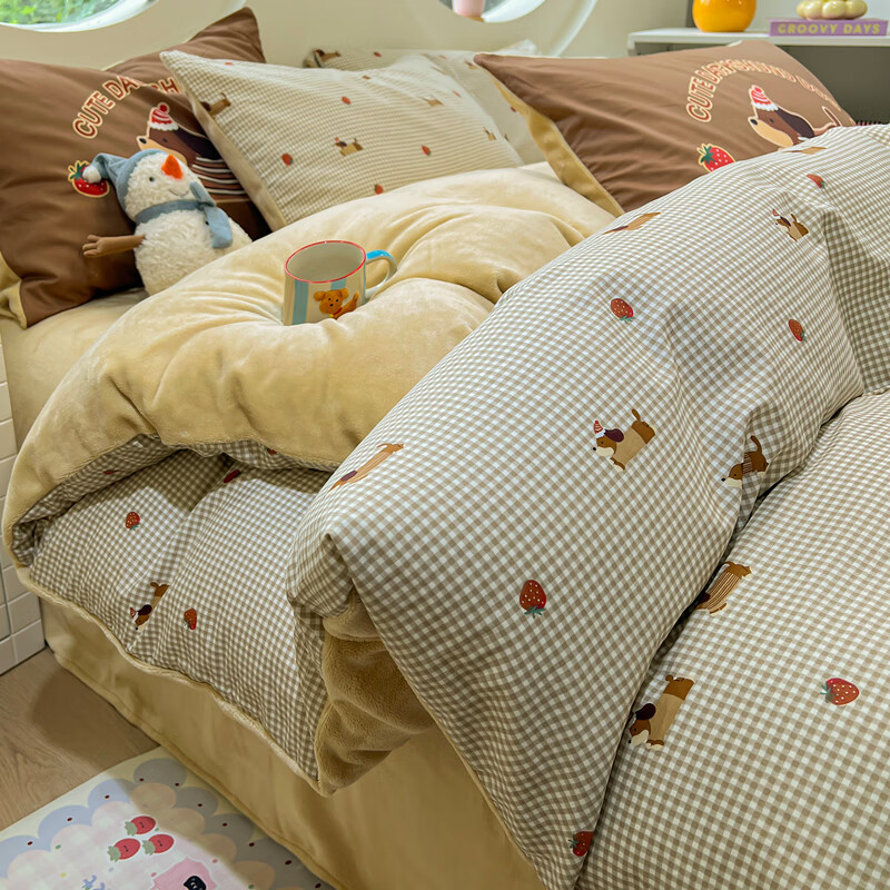 苏萱美拉德红棕格子小狗ab面纯棉牛奶绒床上四件套冬季全棉珊瑚绒被套 草莓腊肠狗 1.8m 床笠款 四件套-被套200x230cm