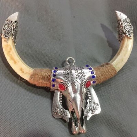 若熹梦民族风藏银镶嵌野猪牙挂饰原始部落牛头图腾挂件影视道具居家