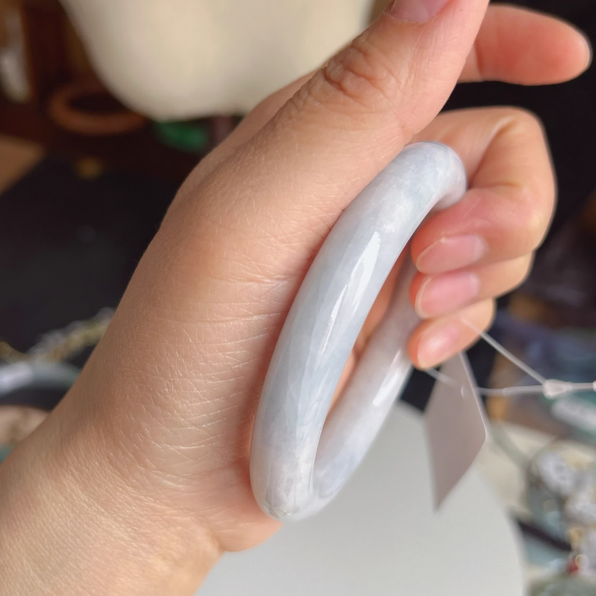 慕绢贵妃镯椭圆形飘绿辣阳绿a货缅甸翡翠玉镯细腻玉石镯子礼特 冰润细