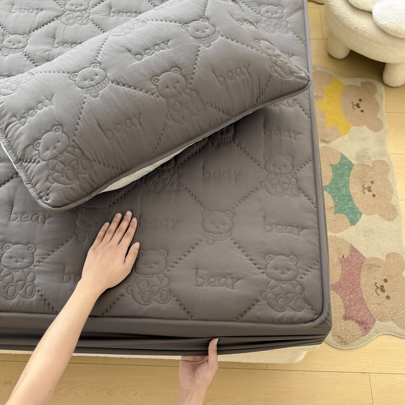 雅鹿加厚夹棉床笠防尘绗缝床罩三件套隔脏床盖床垫保护套床上用品 小熊夹棉床笠-高级灰【蓬松柔软 四季通用】 150*200cm单床笠+枕套一对