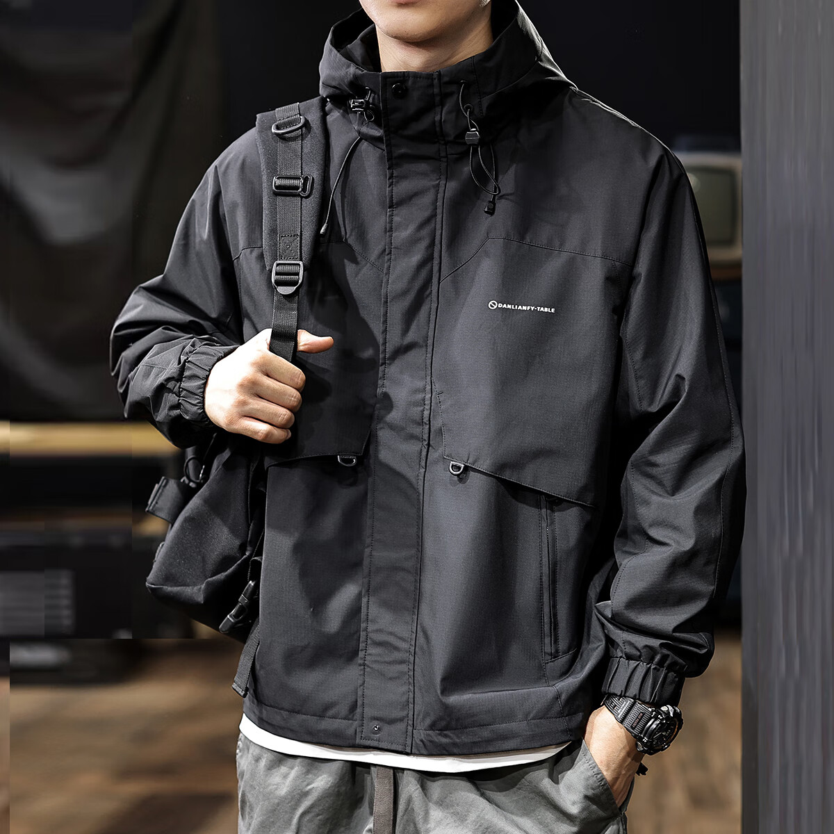 新百伦2026春季新款高端冲锋衣外套男潮牌户外运动夹克男士工装上衣 黑色加棉 加厚 L 码【建议125-145斤】