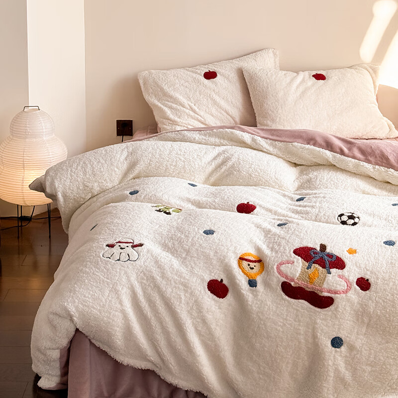 猫人（MiiOW）卡通毛巾绣牛奶绒床上四件套加厚羊羔绒床单被套床盖床品三件套 苹果摇摇乐-白【双面保暖】 1.5m 床盖款 四件套-200*230cm被套