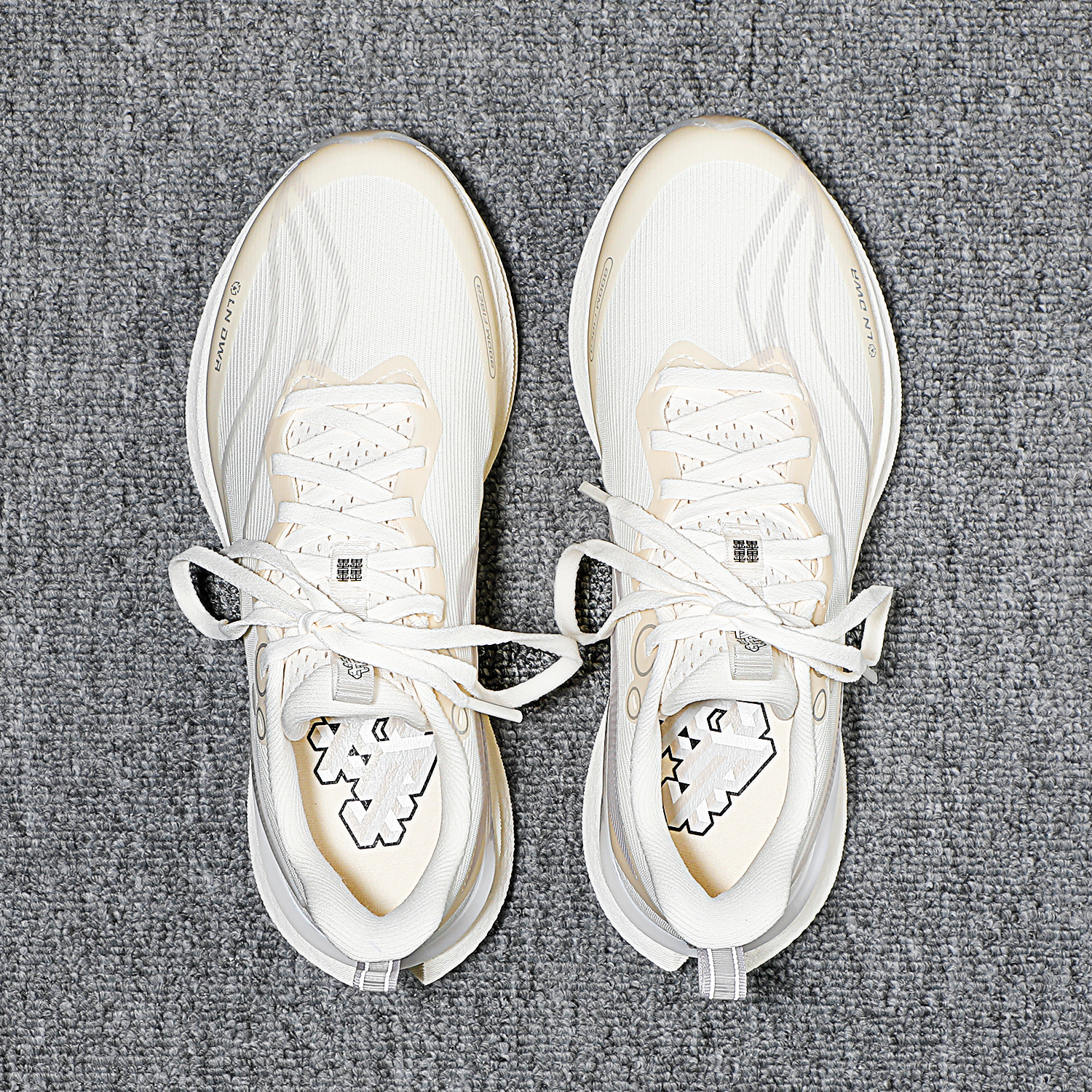 李宁2025秋季新款赤兔8pro跑步鞋女士回弹减震耐磨跑鞋青少年运动鞋 赤兔8PRO ARPV016-4 米白色 | 秋冬新款 鞋面加厚 35 (215mm)