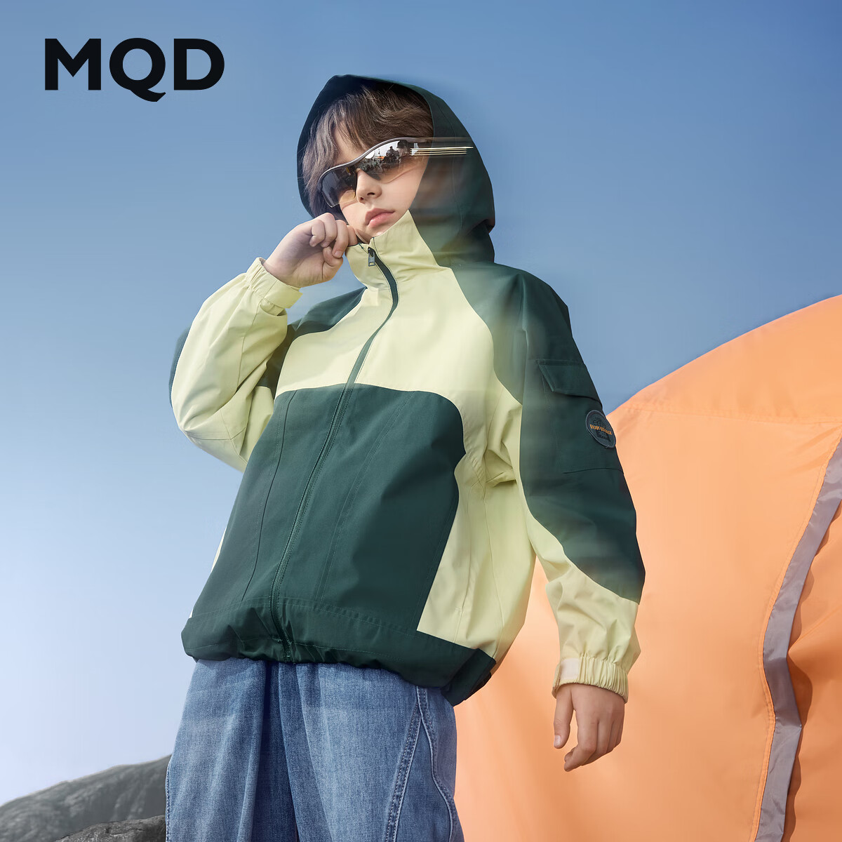 马骑顿（MQD）【无氟】男童秋新款户外工装撞色拼块宽松连帽外套登山服 墨绿 150