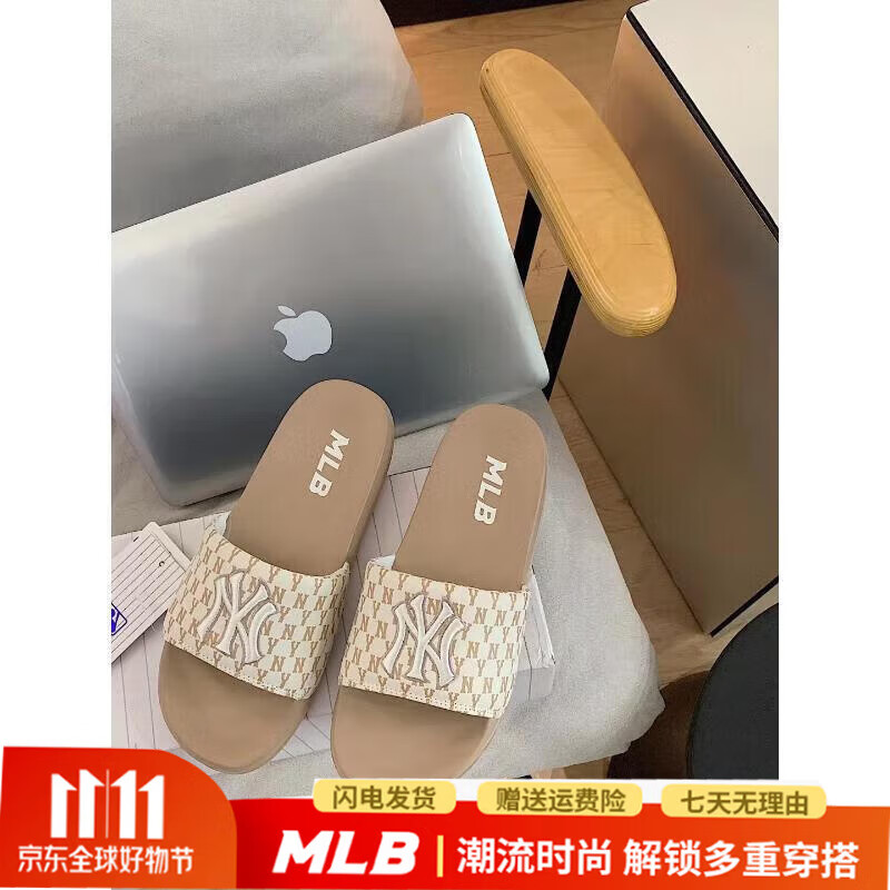 MLB夏款男女情侶同款隊標拖鞋經(jīng)典運動(dòng)休閑潮流時(shí)尚涼拖 滿(mǎn)印刺繡卡其色 36.5