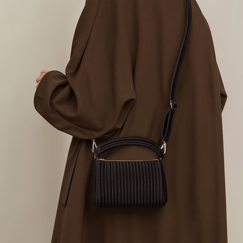 ONIMALS波士顿包女式2025新款款枕头包斜挎保龄球包手提小包 焦糖色