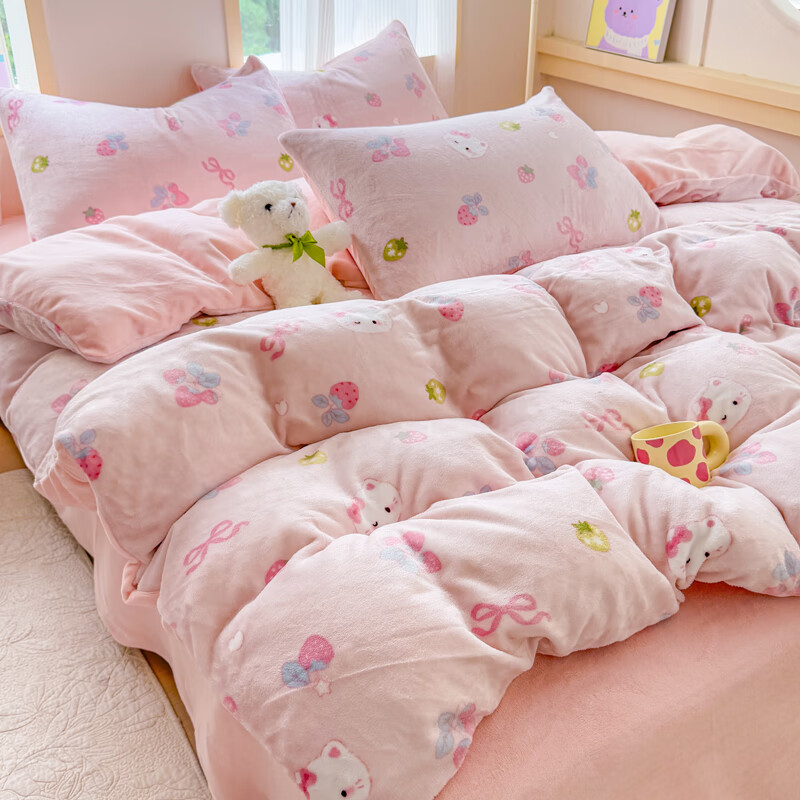 伊路卡新款牛奶绒四件套秋冬季保暖珊瑚绒床上用品儿童被套床单 草莓猫咪 2米床 四件套 床单款 （被套220*240cm）