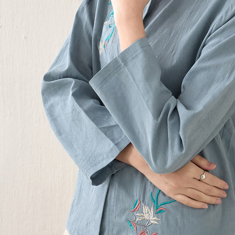 子牧棉麻春装 女中国风立领刺绣衬衫复古盘扣长袖茶服宽松上衣8889 蓝色 2XL (建议125-140斤)