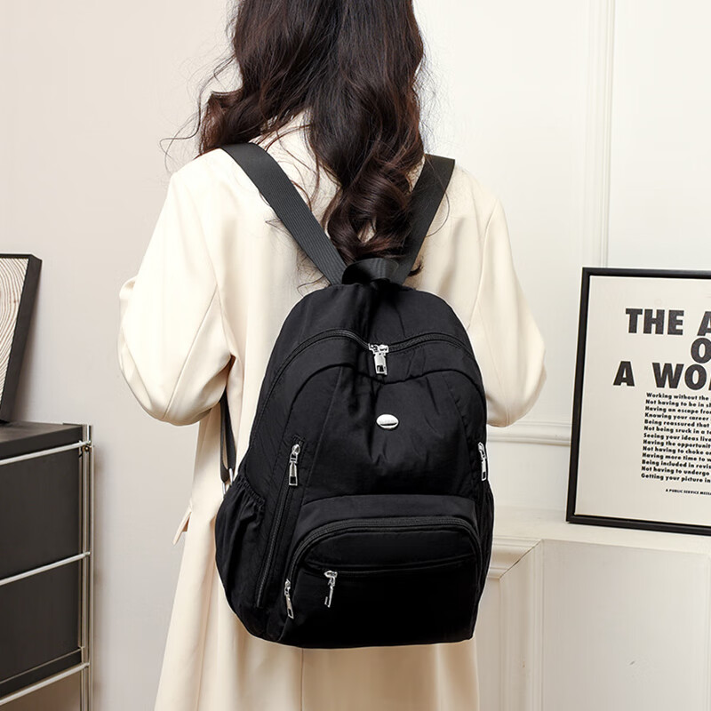 姗丝唯女士背包2025新款网红轻便防水双肩包女旅游大容量泡芙系列书包潮 黑色